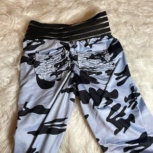 Women’s camoflauge scrunch butt pocket leggings
